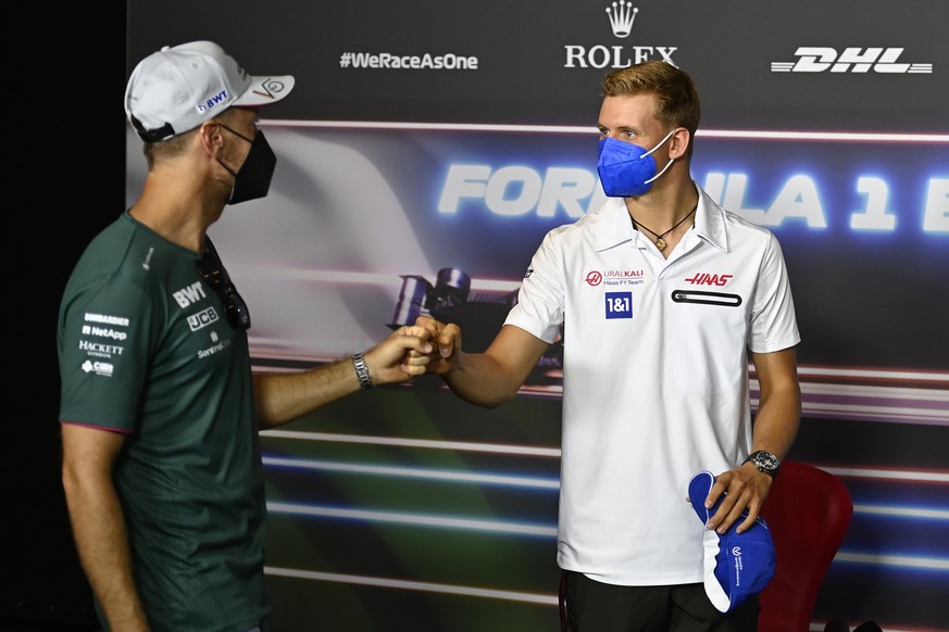 Sebastian Vettel (links) und Mick Schumacher saßen erstmals gemeinsam auf einer Pressekonferenz