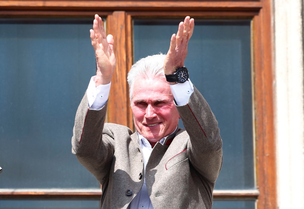 Soccer Football - Bayern Munich Trophy Presentation - Town Hall, Munich, Germany - May 20, 2018 Bayern Munich coach Jupp Heynckes applauds fans during the trophy presentation REUTERS/Michaela Rehle