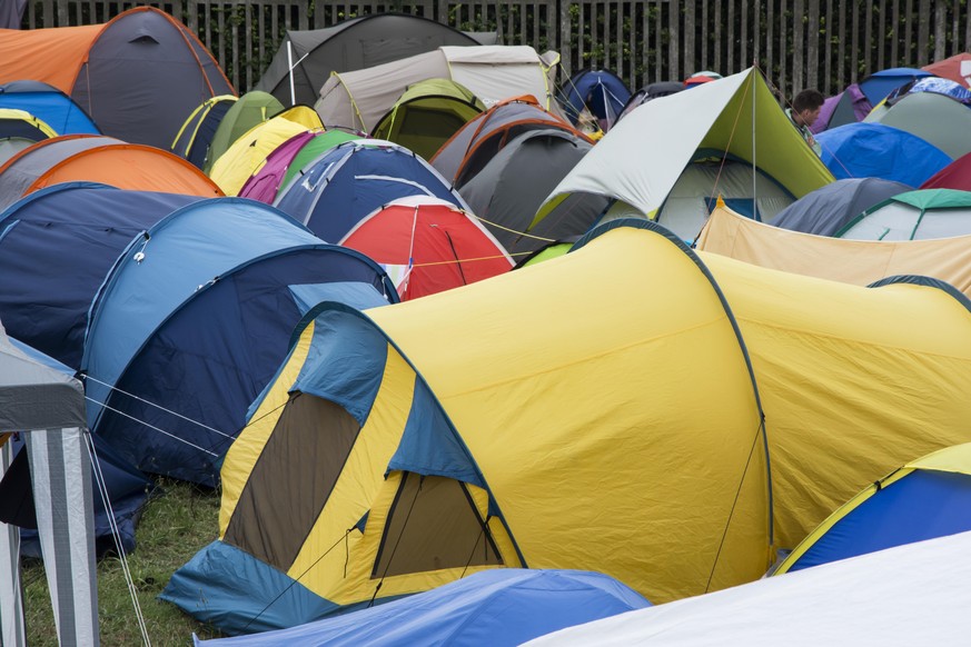 Bei Musikfestivals werden Zelte oft zurückgelassen. Häufig gehen sie auch zu Bruch.
