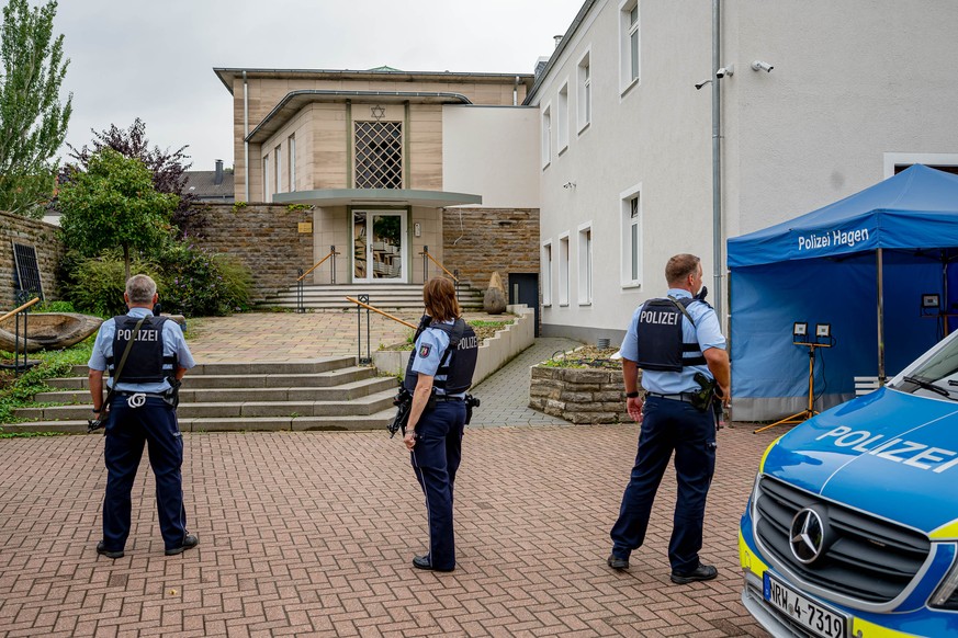 16.09.2021, Nordrhein-Westfalen, Hagen: Bewaffnete Polizisten stehen vor der Synagoge in Hagen. Nach dem Polizeieinsatz an der Synagoge in Hagen hat es nach Informationen der Deutschen Presse-Agentur ...