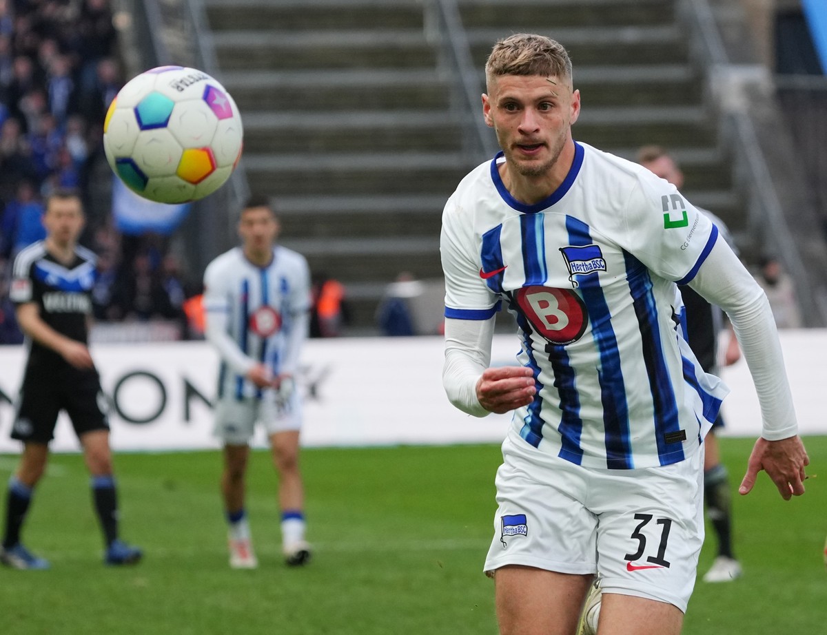 ARCHIV - 17.03.2024, Berlin: Fußball: 2. Bundesliga, Hertha BSC - FC Schalke 04, 26. Spieltag, Olympiastadion, Herthas Marton Dardai am Ball. (zu dpa: «Fünf Fakten zum Spiel von Hertha BSC bei Schalke ...