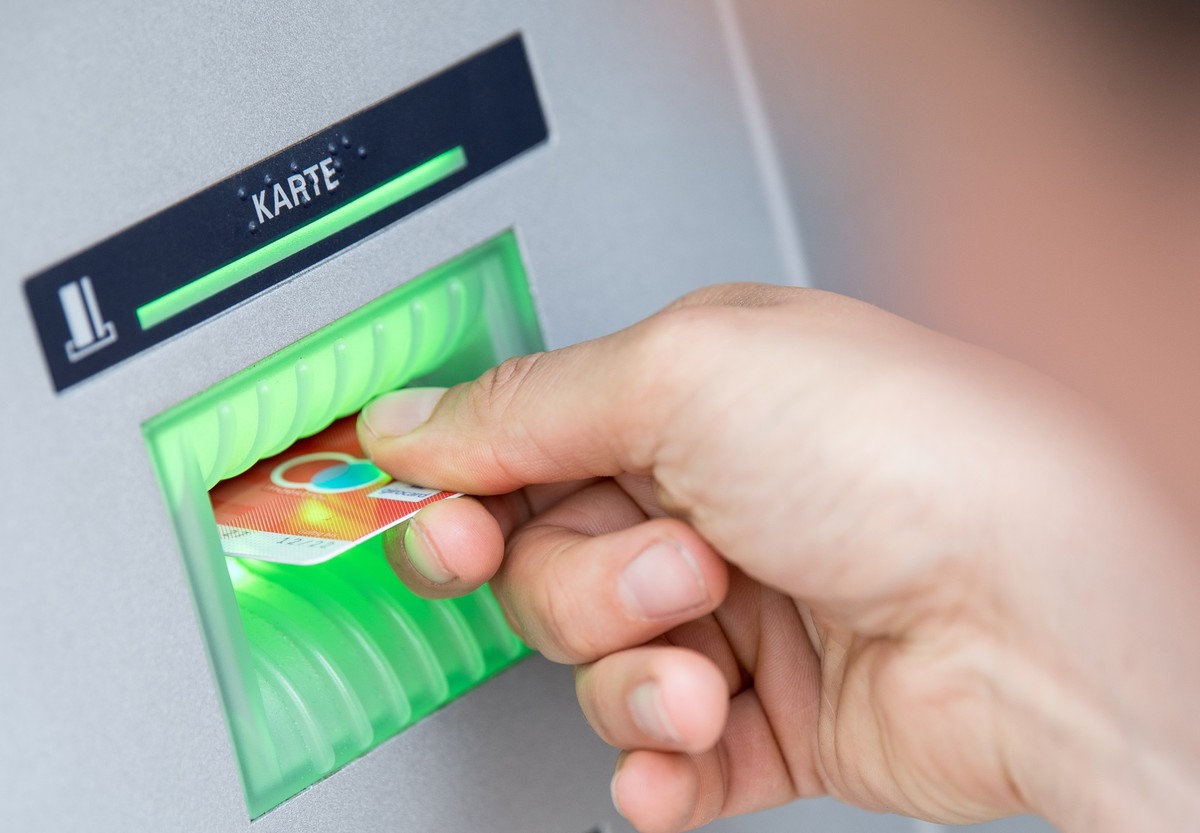 ARCHIV - Banken und Sparkassen sind gesetzlich dazu verpflichtet, beim Kontoumzug mitzuhelfen (zu dpa: