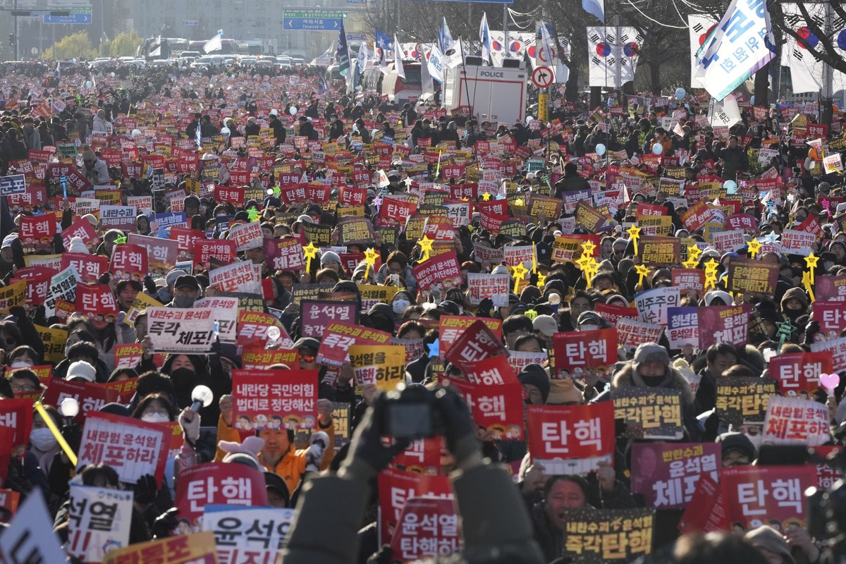 People shout slogans during a rally to demand South Korean President Yoon Suk Yeol's impeachment outside the National Assembly in Seoul, South Korea, Saturday, Dec. 14, 2024. The letters read &qu ...