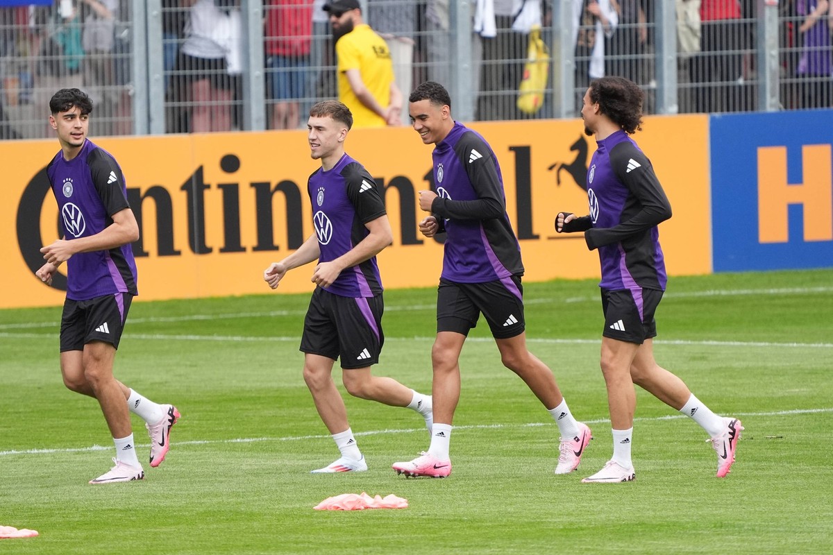 Rocco Reitz, Brajan Gruda, Jamal Musiala und Leroy Sane Deutschland Germany, - Jena 27.05.2021: �ffentliches Trainingslager der Deutschen Nationalmannschaft zur EM-Vorbereitung, Ernst-Abbe Sportfeld * ...
