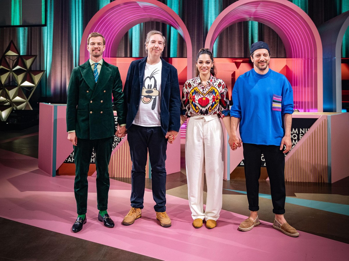 Titel: Wer stiehlt mir die Show?;
Staffel: 4;
Person: Joko Winterscheidt; Olli Schulz; Nilam Farooq; Fahri Yardim;
Copyright: ProSieben/Florida TV/Timmy Hargesheimer;
Fotograf: Timmy Hargesheimer;
Bil ...