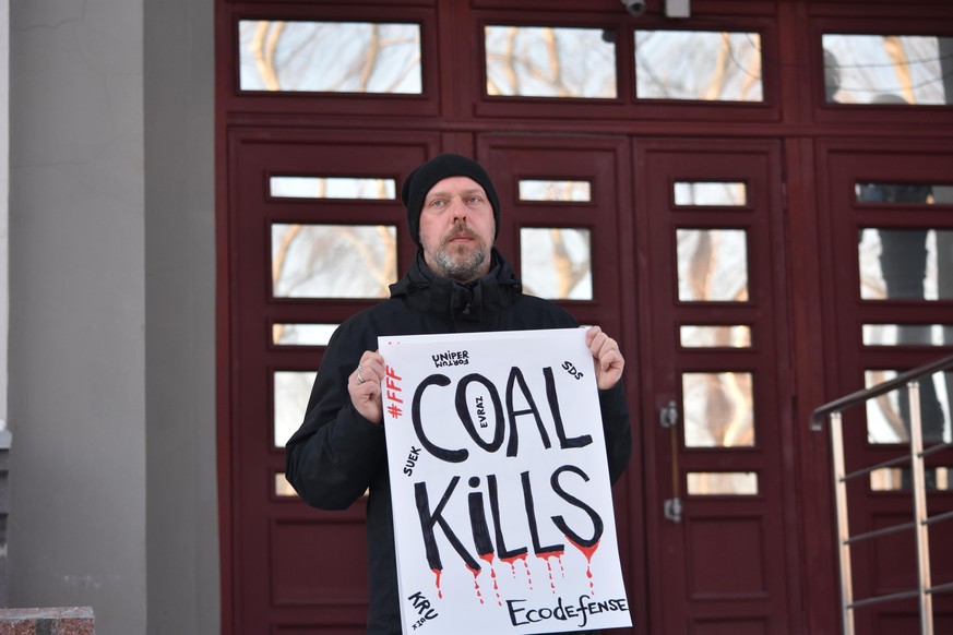 Der russische Umweltaktivist Wladimir Sliwjak von der Organisation Ecodefense demonstriert mit enem Schild &quot;Coal Kills&quot; (Kohle tötet). Ein Teil der im Kusnezker Becken (Sibirien) abgebauten  ...