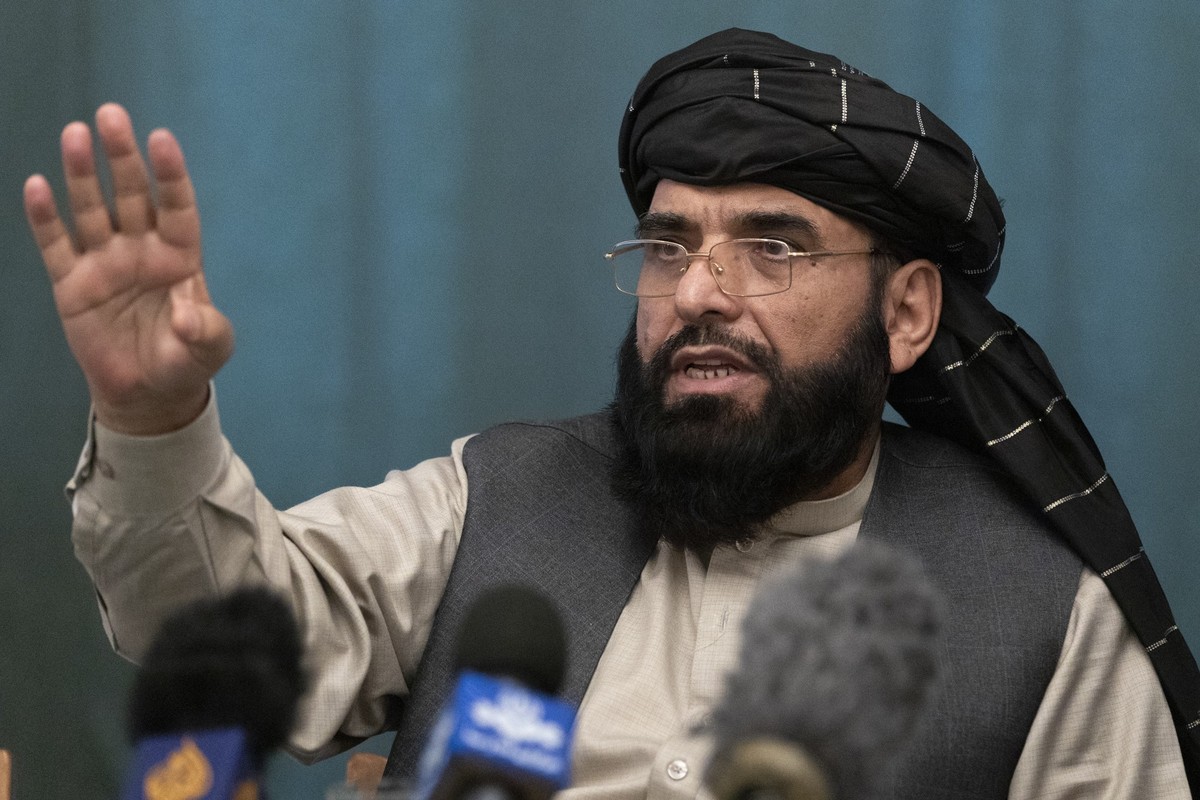 ARCHIV - 19.03.2021, Russland, Moskau: Suhail Schahin, damals Mitglied des Verhandlungsteams der Taliban bei den Afghanistan-Gesp�chen, gestikuliert bei einer Pressekonferenz. (zu dpa: �Taliban: Straf ...