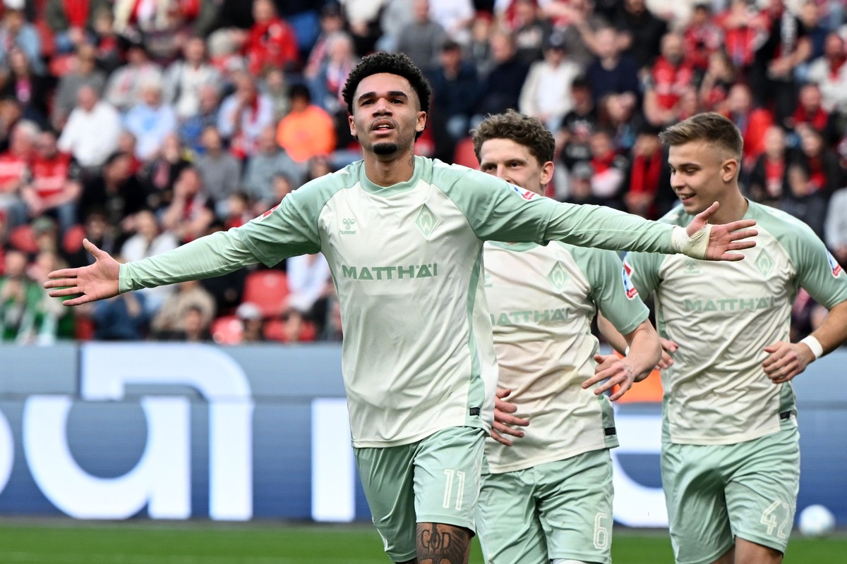 08.03.2025, Nordrhein-Westfalen, Leverkusen: Fußball: Bundesliga, Bayer Leverkusen - Werder Bremen, 25. Spieltag, BayArena. Bremens Justin Njinmah bejubelt sein Tor zum 0:2. Foto: Federico Gambarini/d ...
