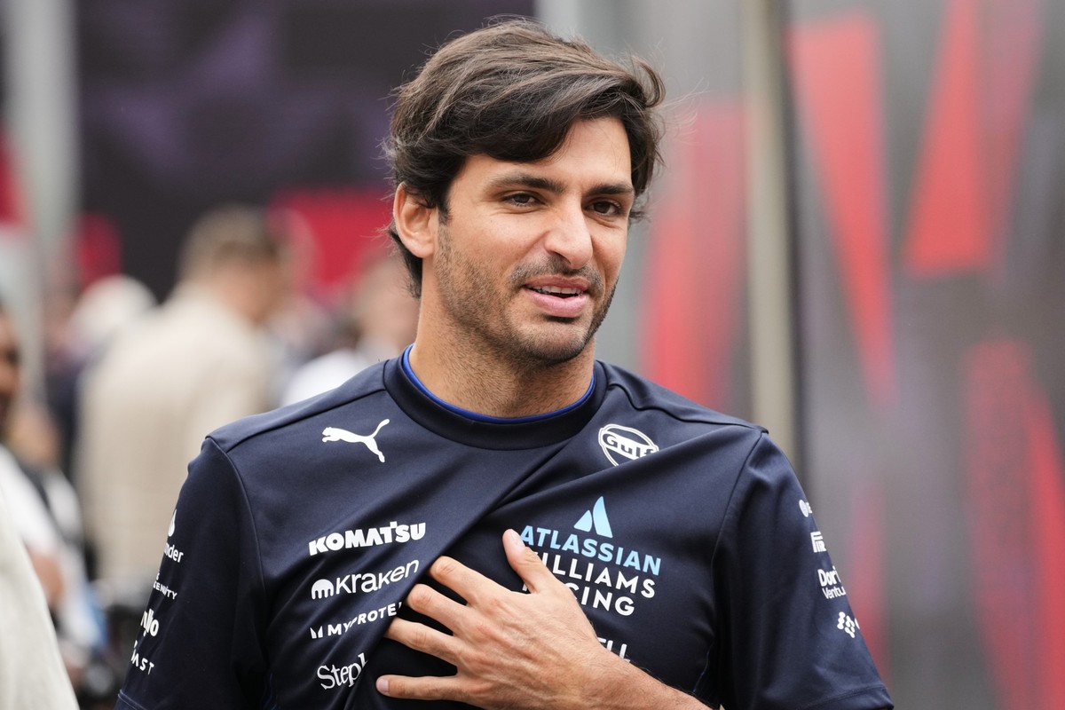 Williams driver Carlos Sainz of Spain walks through the paddock at the Baku City Circuit, ahead of the Azerbaijan Formula One Grand Prix in Baku, Azerbaijan, Thursday, Sept. 18, 2025. (AP Photo/Darko  ...