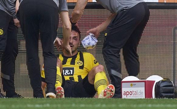 Mats Hummels, BVB 15 injury compete for the ball, tackling, duel, header, zweikampf, action, fight against Maximilian Bauer, FCA 23 in the match FC AUGSBURG - BORUSSIA DORTMUND 1.German Football Leagu ...