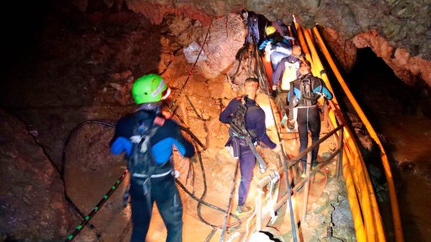 Endlich draußen! Alle Jungen und ihr Trainer aus der Höhle in Thailand gerettet