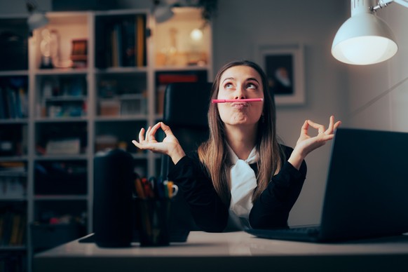 Laut Psycholog:innen ein Trick, um bei schlechter Laune wieder fröhlich zu werden: Mundwinkel nach oben ziehen!