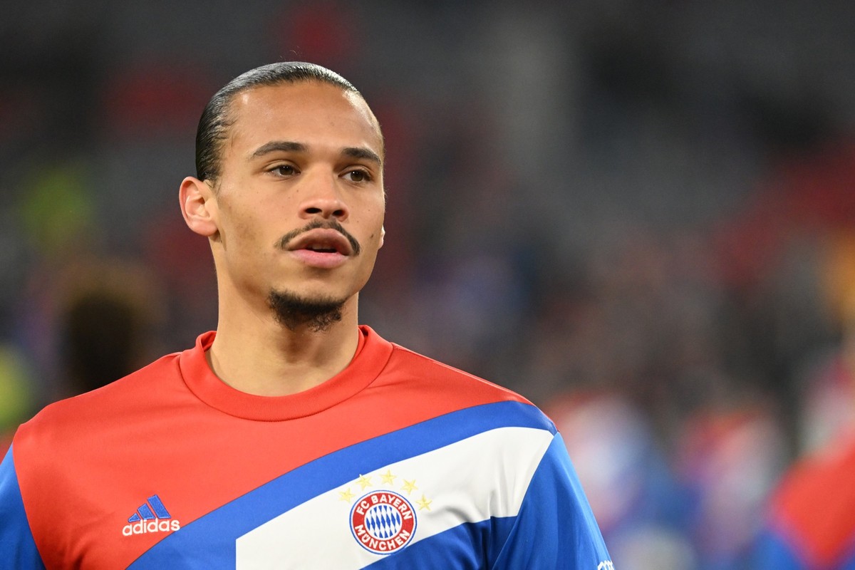 28.01.2023, Bayern, M�nchen: Fu�ball: Bundesliga, Bayern M�nchen - Eintracht Frankfurt, 18. Spieltag in der Allianz Arena, M�nchens Leroy Sane beim Aufw�rmen. WICHTIGER HINWEIS: Gem�� den Vorgaben der ...