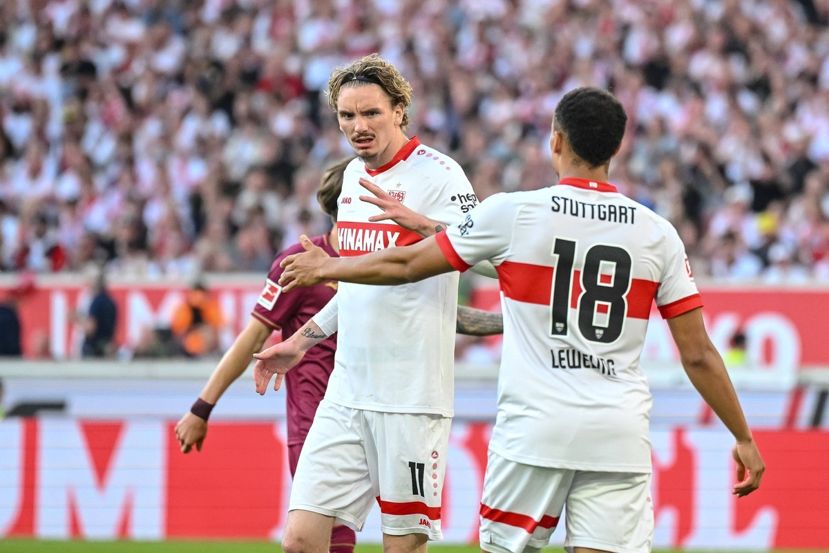 Nick Woltemade VfB Stuttgart und Jamie Leweling VfB Stuttgart gestikuliert, gestik waehrend des Spiels der 1. Bundesliga zwischen VfB Stuttgart und FC Augsburg, MHPArena Stuttgart am 11. May 2025 in S ...