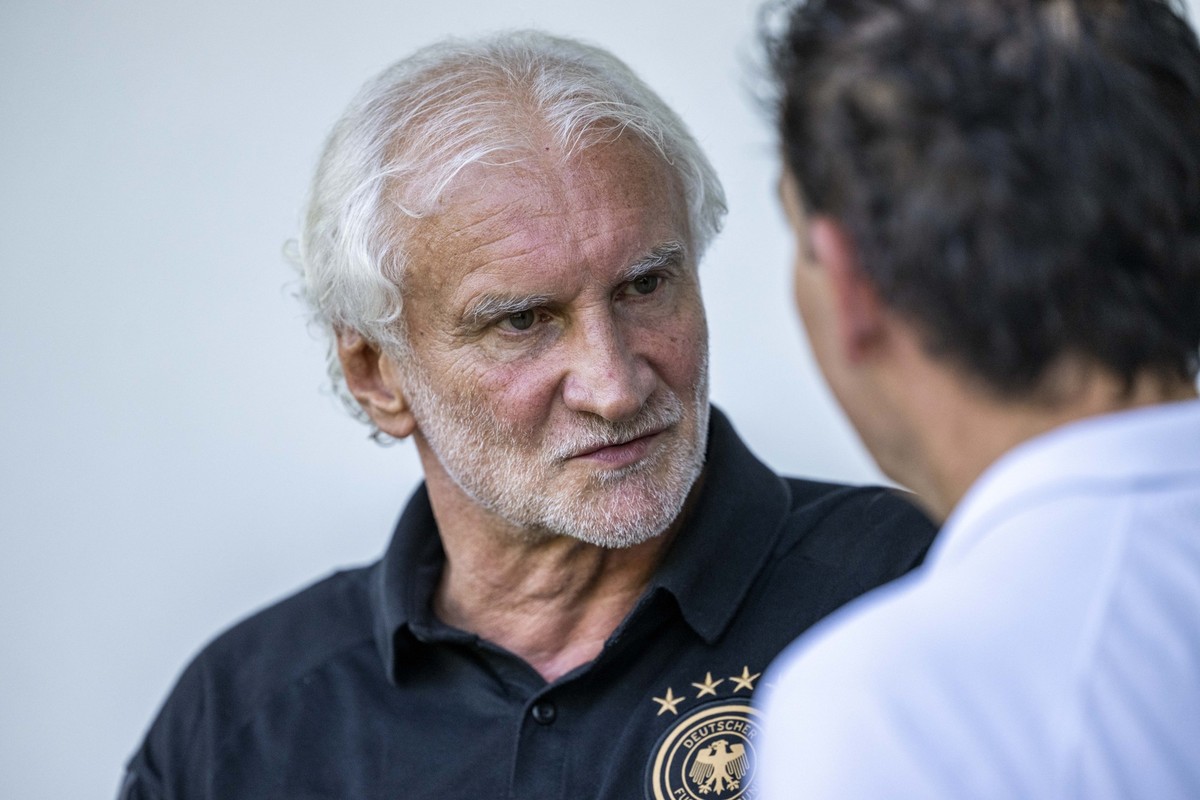08.09.2023, Niedersachsen, Wolfsburg: Fußball: Nationalmannschaft, Abschlusstraining vor dem Länderspiel gegen Japan. Rudi Völler spricht mit einem Journalisten. Foto: David Inderlied/dpa +++ dpa-Bild ...