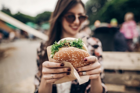 Ob mit Freunden, als Rezept zu Hause als Hamburger oder Cheeseburger, mit Fleisch, Käse, Tomaten. Salat, Zwiebeln, Patties und weiterem bunten Gemüse: Burger gehören bei den meisten Menschen mindesten ...