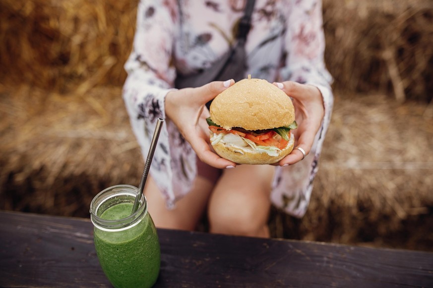 Burger in Frauenhänden