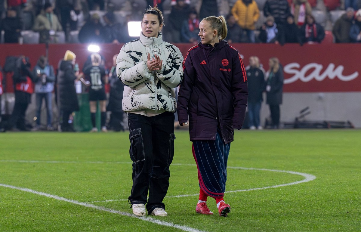 Die verletzte Lena Oberdorf FC Bayern Muenchen Frauen, 8 und Lea Schueller FC Bayern Muenchen Frauen, 11 freuen sich ueber den Sieg. GER, FC Bayern Muenchen Frauen gegen Eintracht Frankfurt, Fussball, ...