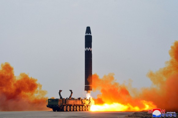 HANDOUT - 18.02.2023, Nordkorea, Pjöngjang: Dieses von der nordkoreanischen Regierung zur Verfügung gestellte Bild zeigt den Start einer ballistischen Interkontinentalrakete (ICBM) vom Typ &quot;Marsk ...
