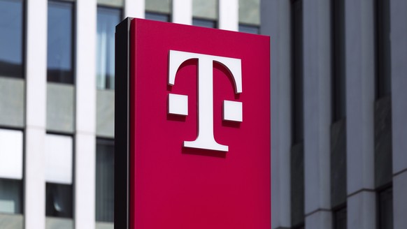 Telekom-Logo am Hauptsitz der Deutschen Telekom in der Godesberger Allee. Bonn, 21.05.2018 | Verwendung weltweit