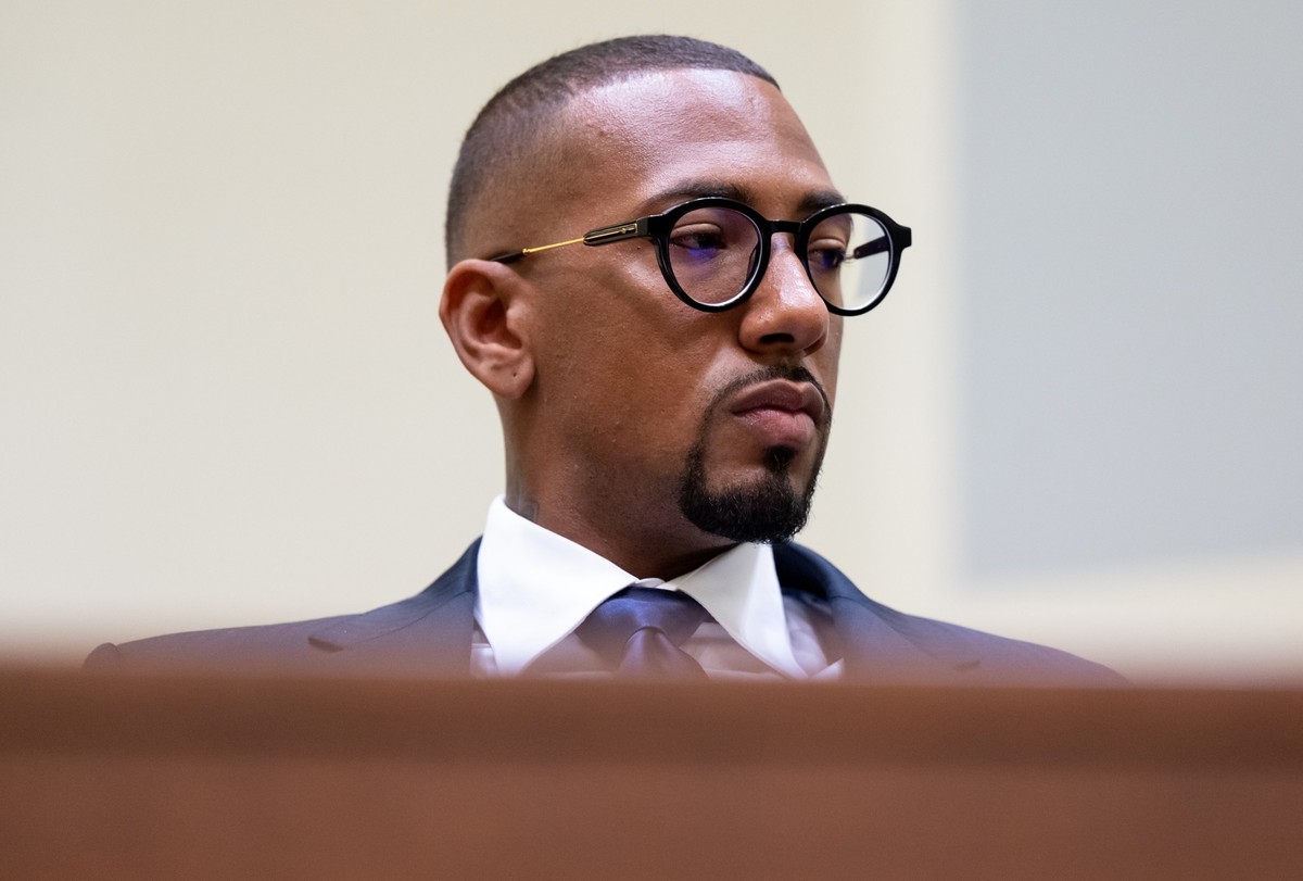 ARCHIV - 02.11.2022, Bayern, M�nchen: Der Fu�ball-Profi und ehemalige Nationalspieler Jerome Boateng kommt zu Beginn der Fortsetzung im Berufungsprozess in den Gerichtssaal des Landgerichts M�nchen I. ...