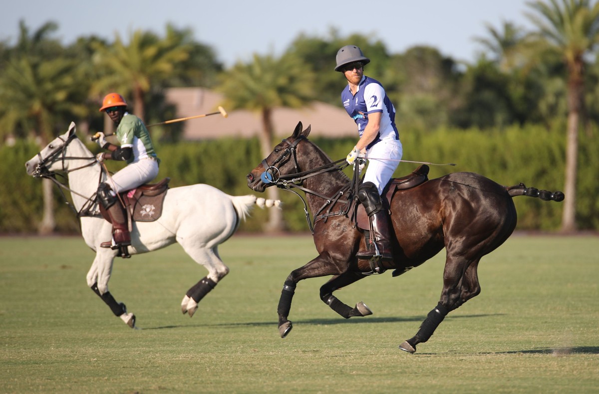 12.04.2024, USA, Wellington: Prinz Harry (r), Duke of Sussex, nimmt an einem Polospiel w�hrend der Royal Salute Polo Challenge zugunsten von Sentebale im USPA National Polo Center teil. Foto: Yaroslav ...