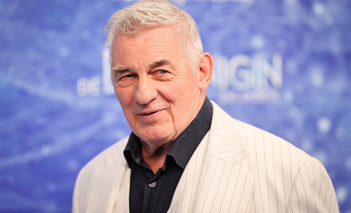 ARCHIV - 08.11.2021, Hamburg: Heinz Hoenig, Schauspieler, kommt zur Deutschlandpremiere des Disney-Musicals &quot;Die Eisk