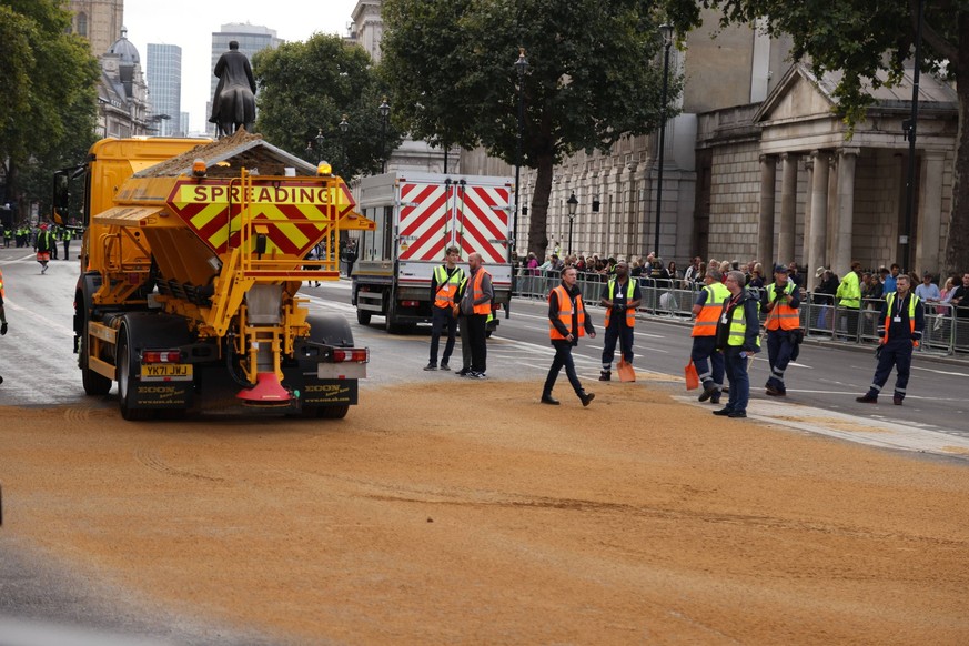 Workers waiting to prepare the sand outside the Household Cavalry Museum before the coffin carrying Queen Elizabeth II, travels from Buckingham Palace to Westminster Hall, where it will lie in state f ...