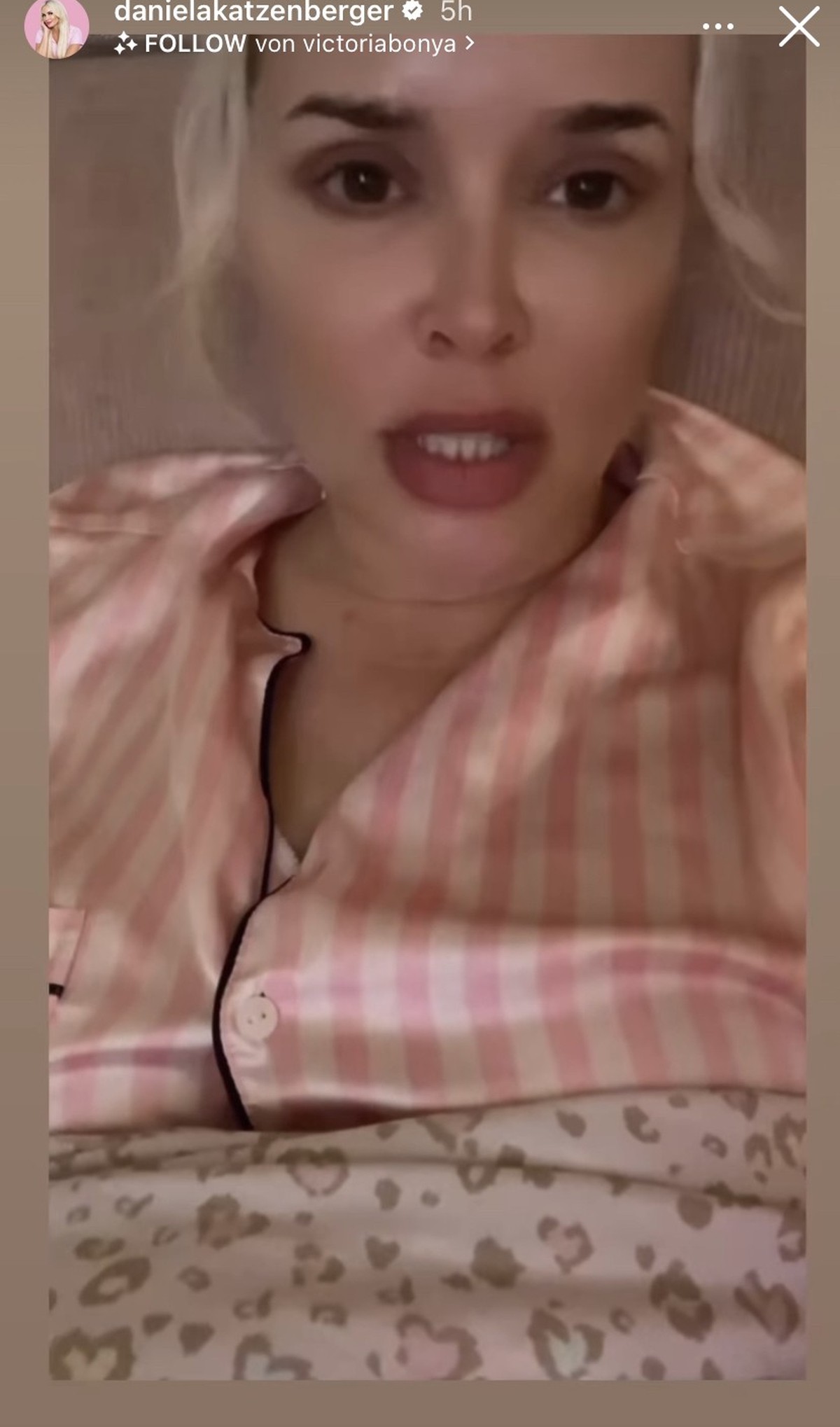 Aus dem Bett heraus setzte Daniela Katzenberger ein Statement ab.