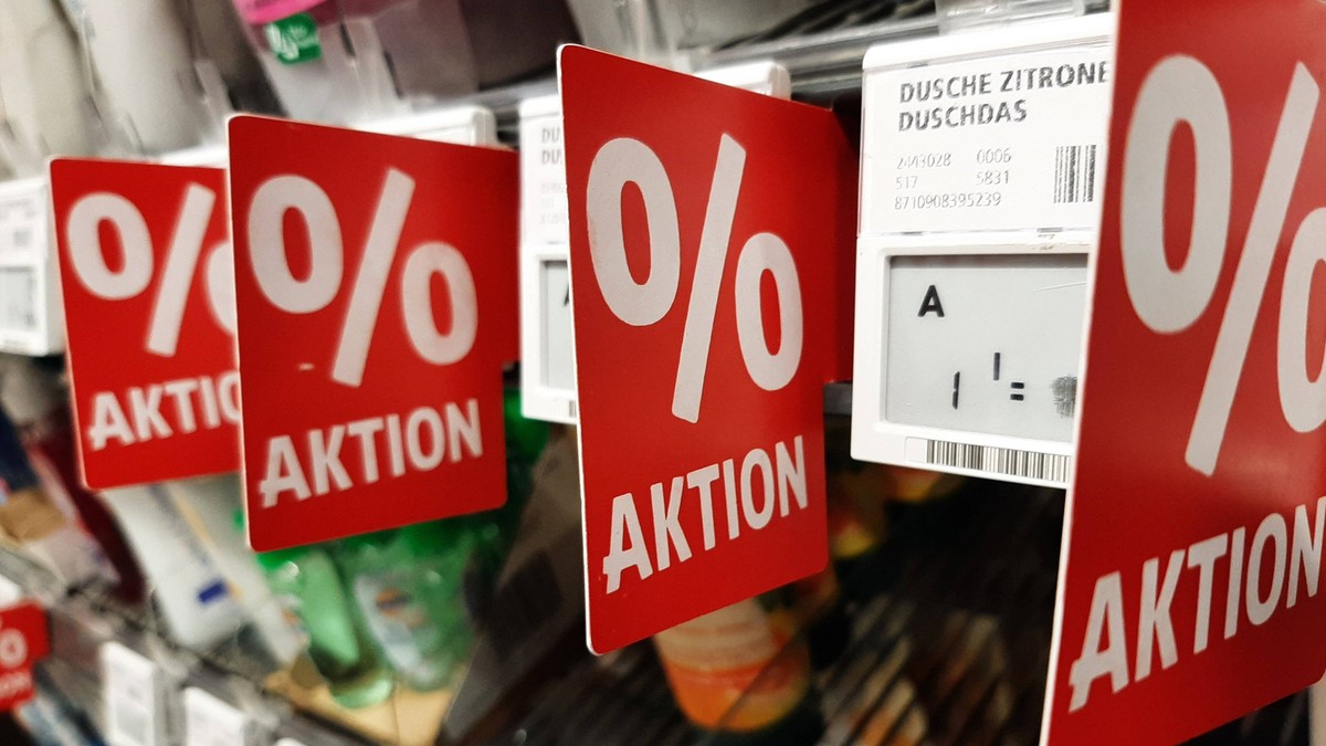 Preisschilder im Supermarkt mit % Symbol Hamburg Hamburg Deutschland *** Supermarket price tags with symbol Hamburg Hamburg Germany Copyright: xLobeca/RalfxHomburgx