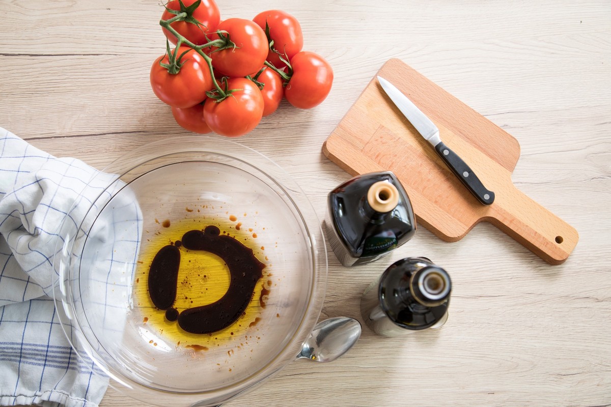 ILLUSTRATION - Zum Themendienst-Bericht von Angelika Mayr vom 2. März 2023: Öl, Essig, vielleicht noch etwas Senf und Honig: Ein selbstgemachtes Salatdressing macht wenig Arbeit. Foto: Christin Klose/ ...