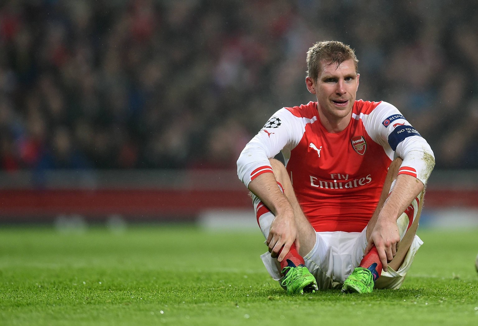 FUSSBALL CHAMPIONS LEAGUE SAISON 2014/2015 Vorrunde Arsenal London - Borussia Dortmund 26.11.2014 Per Mertesacker (Arsenal) sitz auf dem Rasen PUBLICATIONxNOTxINxAUTxSUIxITA

Football Champions Leag ...