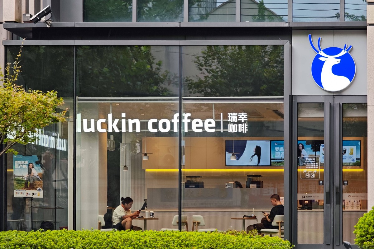 Luckin Coffee A luckin coffee store in Shanghai, China on September 9, 2025. Shanghai Shanghai China PUBLICATIONxNOTxINxCHN Copyright: xWangxGangx i1757451519303