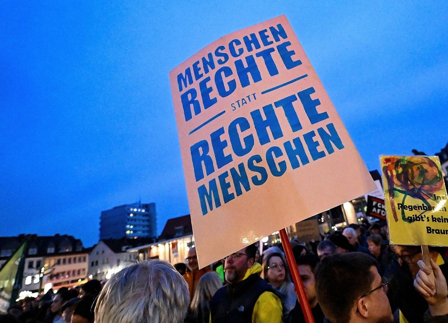 News Bilder des Tages 30.01.2024, xpsx, Lokal Hanau Demo gegen Rechts, v.l. Gegen AFD, Menschen Rechte, No AFD, Keine Nazis, Plakate Menschen, Demonstrationen gegen rechts, gegen Hass, Hetze, Rassismu ...