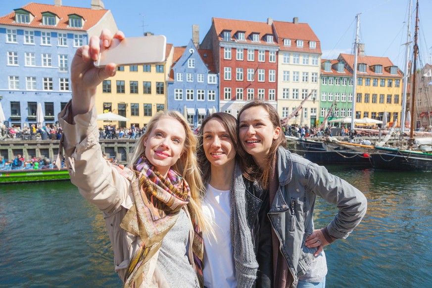 Lächeln und Umarmen: In Kopenhagen gibt es ab heute keine Corona-Beschränkungen mehr.