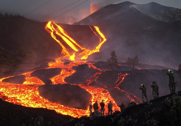 Im November 2021 lief die Lava des Vulkans Tajogaite auf La Palma glühend ins Land und zerstörte viele Orte.