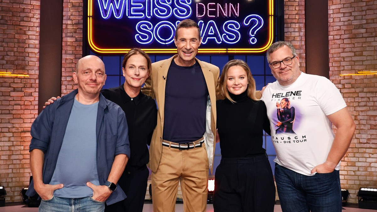 ARD WER WEISS DENN SOWAS? FOLGE 1074, &quot;Claudia Michelsen und Sonja Gerhardt&quot;, am Mittwoch (13.12.23) um 18:00 Uhr im ERSTEN.
Moderator Kai Pflaume (M.) und seine Rateteam-Kapitäne Bernhard H ...