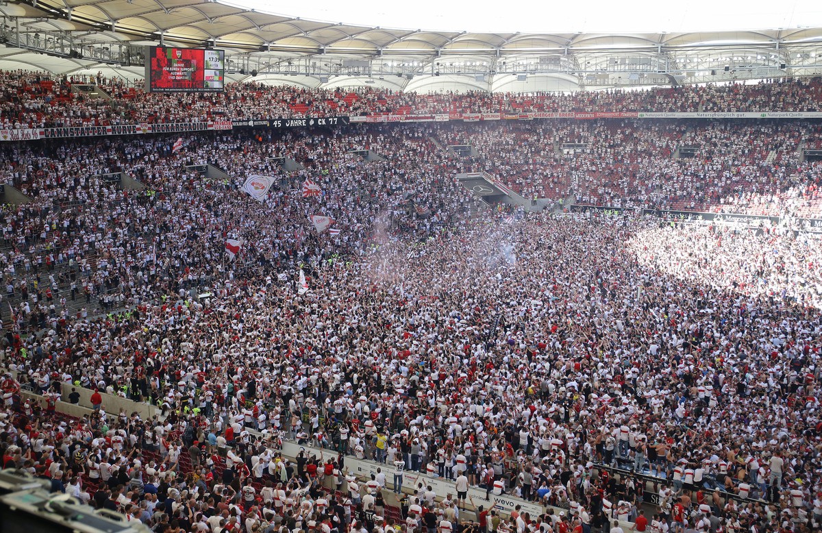 Stuttgart, Fu�ball Bundesliga, Saison 2021/2022, VfB Stuttgart vs. 1.FC K�ln , �bersicht Platzsturm Gem�� den Vorgaben der DFL Deutsche Fu�ball Liga ist es untersagt, in dem Stadion und/oder vom Spiel ...