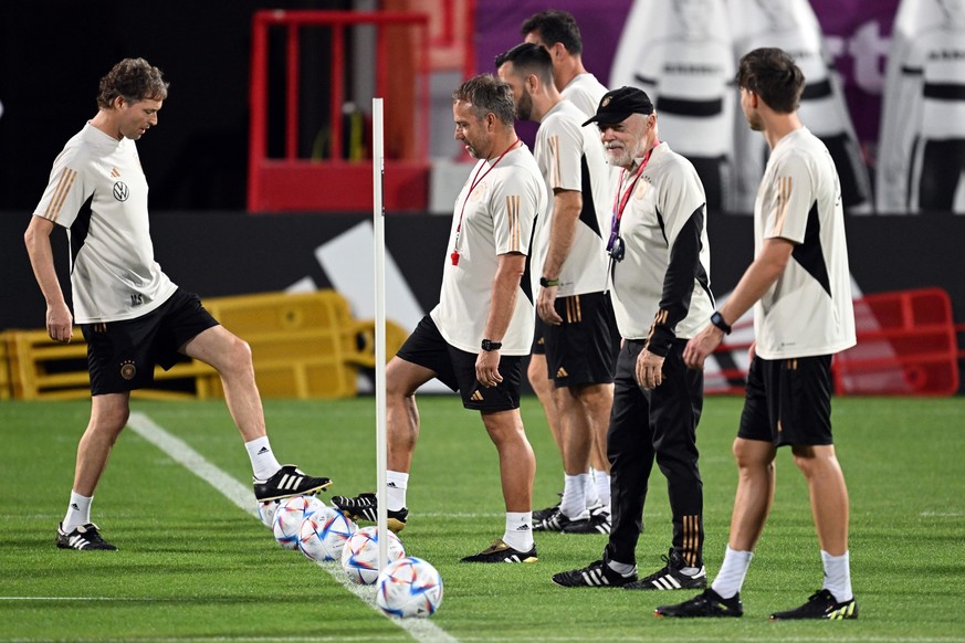 29.11.2022, Katar, Al-Shamal: Fußball, WM 2022 in Katar, Nationalmannschaft, Deutschland, Training, Deutschlands Assistenztrainer Marcus Sorg (l-r), Bundestrainer Hansi Flick, Assistenztrainer Hermann ...