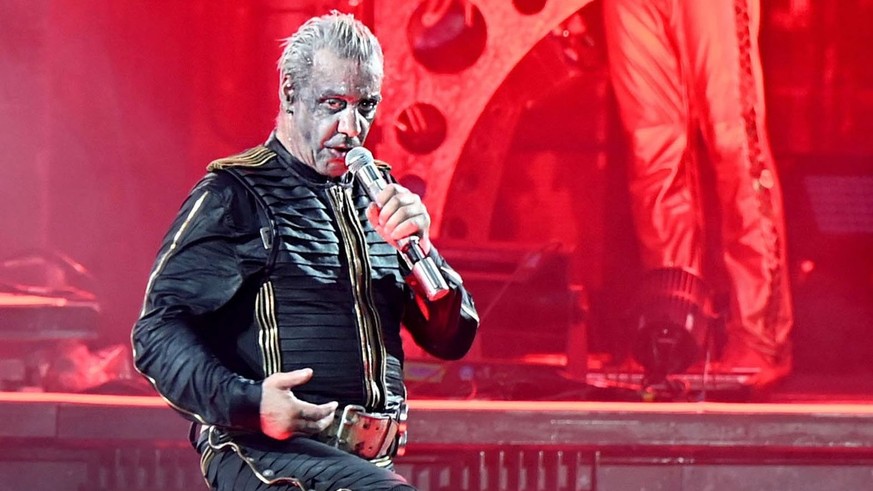 ARCHIV - 18.06.2022, Nordrhein-Westfalen, Düsseldorf: Till Lindemann, Frontsänger der Band Rammstein, steht im Rahmen der Deutschland-Tournee mit dem Album «Zeit» auf der Bühne. (zu dpa KORR ««Ich wil ...