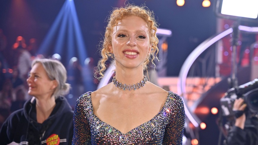 Anna Ermakova mit Valentin Lusin in der ersten Live-Show der 16. Staffel der RTL-Tanzshow Let s Dance im MMC Coloneum. Köln, 24.02.2023 *** Anna Ermakova with Valentin Lusin in the first live show of  ...