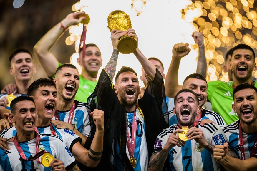 221218 Lionel Messi of Argentina hoists the World Cup trophy as the team celebrate winning the FIFA World Cup, WM, Weltmeisterschaft, Fussball 2022 final between Argentina and France on December 18, 2 ...