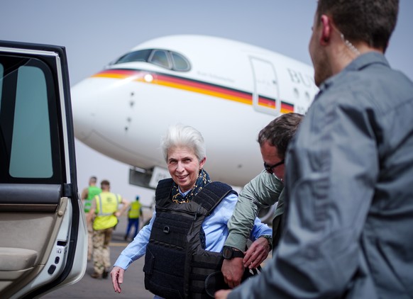 08.04.2022, Mali, Bamako: Marie-Agnes Strack-Zimmermann (FDP, Vorsitzende des Verteidigungsausschusses) bekommt nach der Ankunft mit dem Airbus 350 der Luftwaffe auf dem Flughafen in Bamako in Mali ei ...
