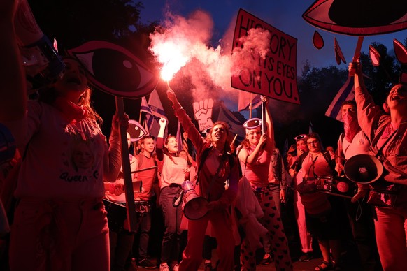 29.04.2023, Israel, Tel-Aviv: Demonstranten rufen Slogans und z�nden Fackeln w�hrend einer Demonstration gegen die israelische Regierung. Mehr als 160 000 Menschen haben am Samstagabend nach Medienber ...