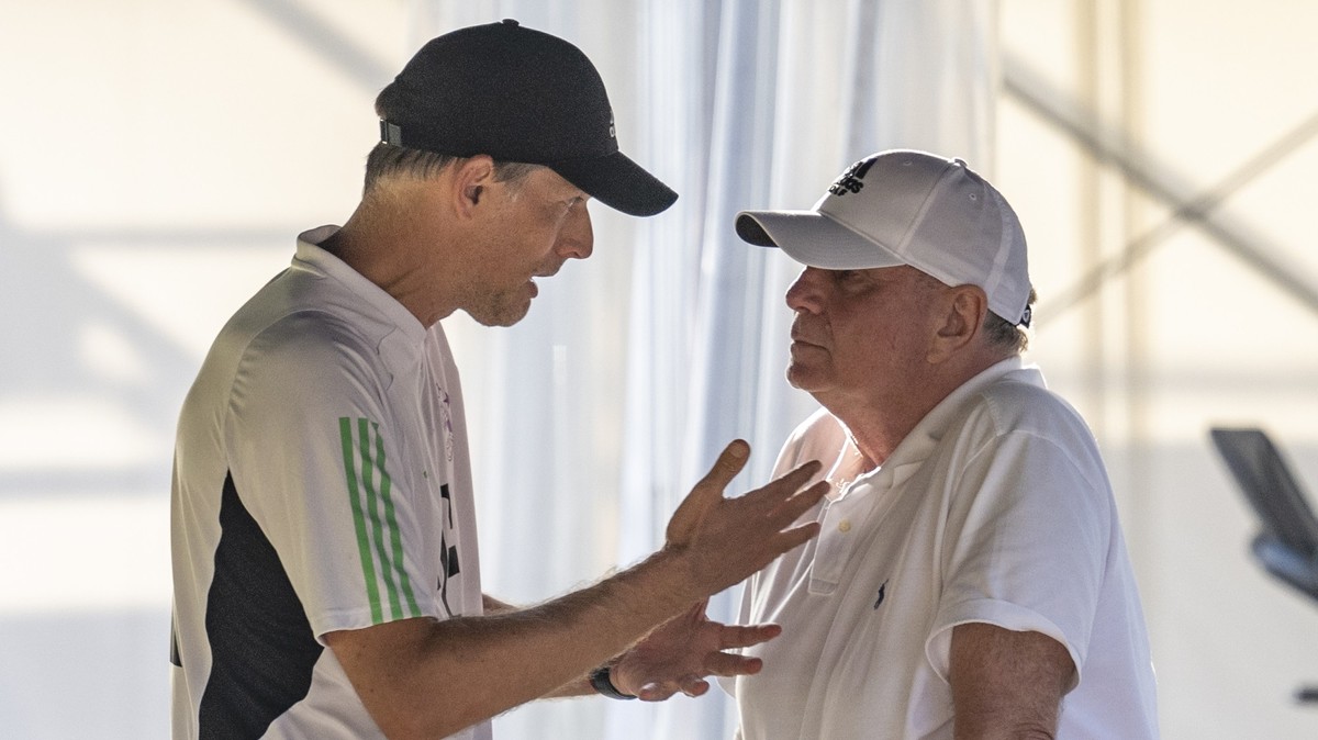 ARCHIV - 18.07.2023, Bayern, Rottach-Egern: Fußball: Testspiele, FC Rottach-Egern - FC Bayern München: Bayerns Trainer Thomas Tuchel (l) spricht mit Ehrenpräsident Uli Hoeneß. Hoeneß ist mit der Arbei ...