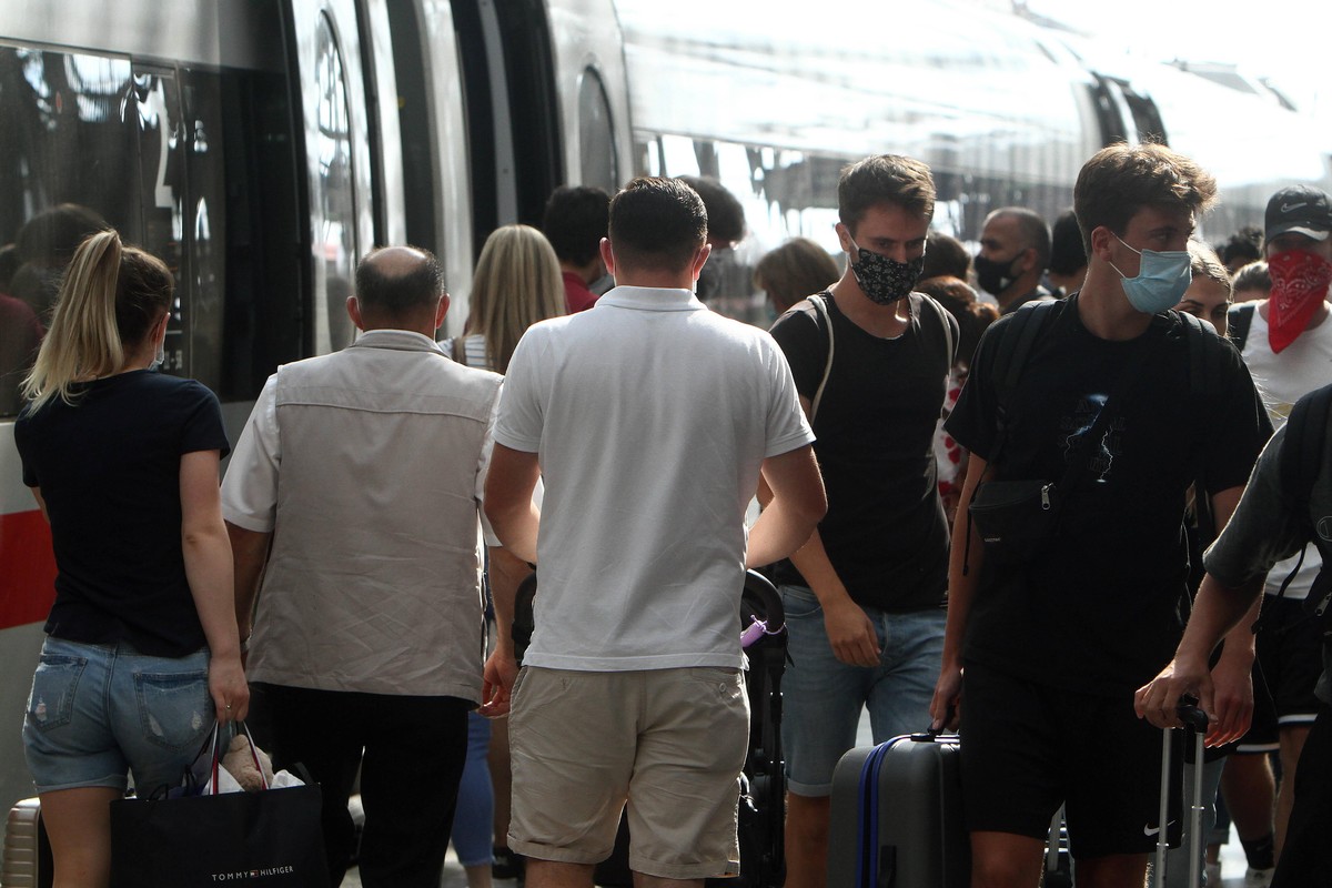 Überfüllter Bahnsteig vor einem Zug der Deutschen Bahn.