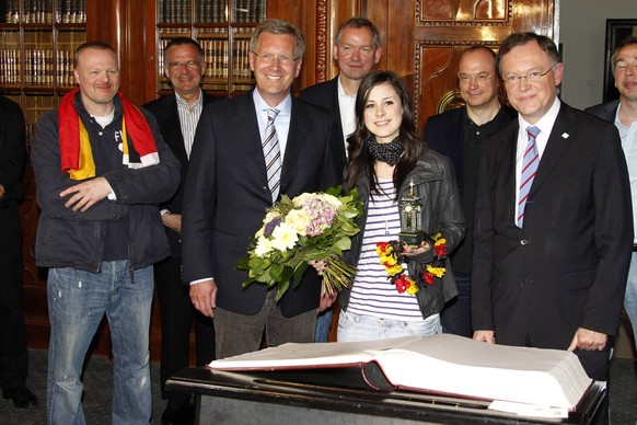 Nach ihrem Sieg beim Eurovision Song Contest in Oslo, tr�gt sich die Siegerin Lena ins Goldene Buch der Stadt Hannover ein Stefan Raab, Christian Wulff, Lena Meyer-Landrut, Stephan Weil