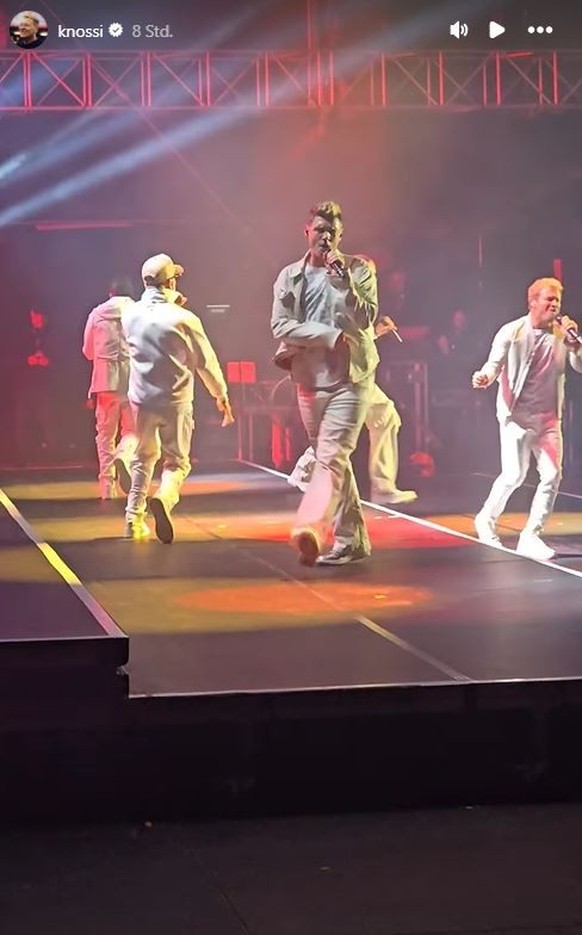 Knosi se encuentra justo al borde del escenario mientras actúan los Backstreet Boys.