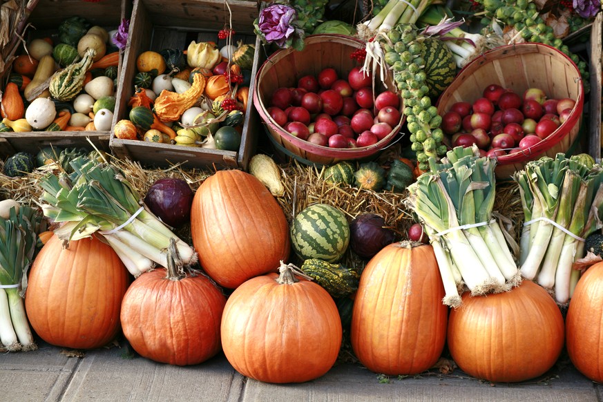 Pumpkins and gourds on display outdoors at farmer&#039;s market. Wochenmarkt, Bauernmarkt