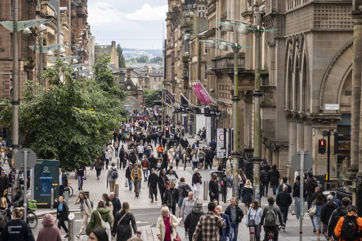 Glasgow: Shoppen in der Buchanan Street. - Blick in Buchanan Street, eine der beliebtesten und größten Einkaufsstraßen der schottischen Metropole Glasgow. An der rund 800 m langen Straße befinden sich ...